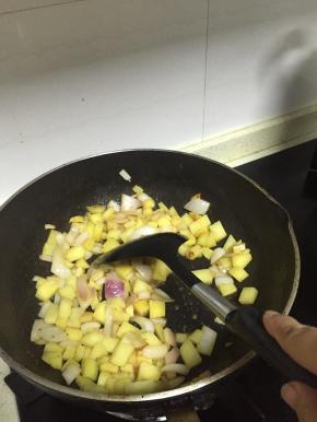 加入土豆，翻炒，加入少量鲜酱油和盐，翻炒均匀，加入水分煮3-5分钟