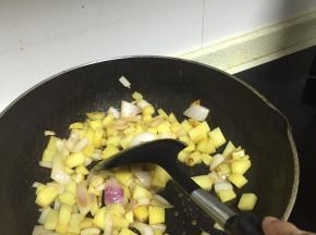 加入土豆，翻炒，加入少量鲜酱油和盐，翻炒均匀，加入水分煮3-5分钟