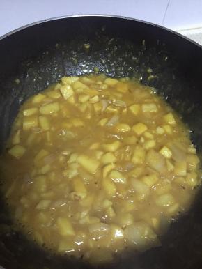 放入咖喱块，炒匀