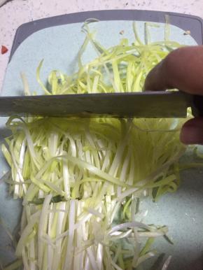 准备韭黄，洗干净，切段