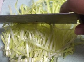 准备韭黄，洗干净，切段