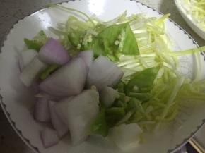 将洋葱、青椒洗干净，切片