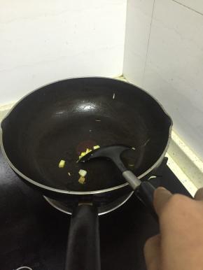 锅里倒入橄榄油，加热，加入葱姜蒜爆香