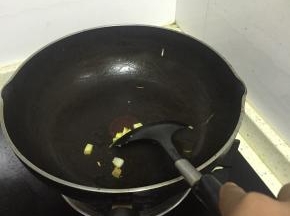 锅里倒入橄榄油，加热，加入葱姜蒜爆香