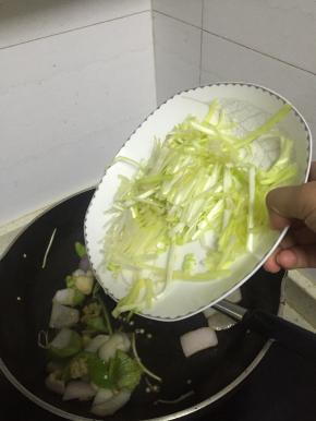 倒入韭黄,翻炒2-3分钟，