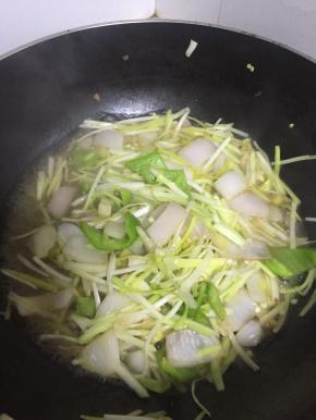 加入少量水、盐、酱油、料酒，翻炒均匀