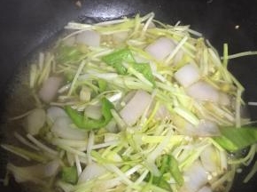 加入少量水、盐、酱油、料酒，翻炒均匀