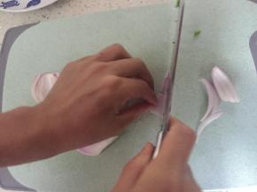 准备大米，洗干净，放入电饭煲，蒸熟，准备大米饭一碗
将洋葱切丁