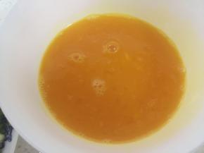 .将鸡蛋打散，加少量盐和料酒