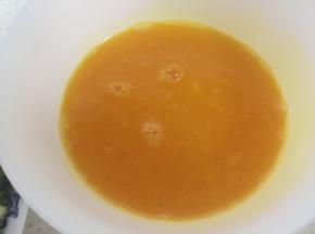 .将鸡蛋打散，加少量盐和料酒