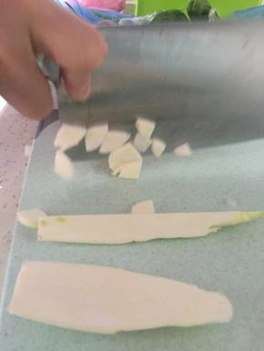 将茭白切丁