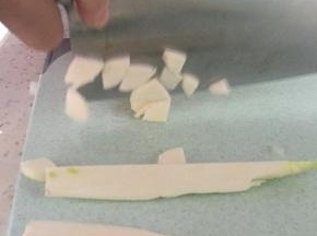 将茭白切丁