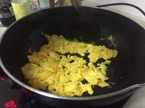 依次锅中倒入少量橄榄油，加入蛋液，翻炒成固体状，拿出