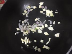 再加入适量橄榄油，烧热加入洋葱、茭白翻炒至变软