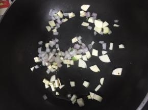 再加入适量橄榄油，烧热加入洋葱、茭白翻炒至变软