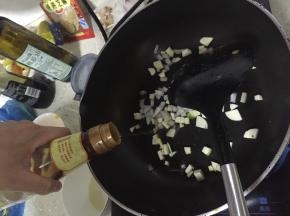 倒入少量料酒