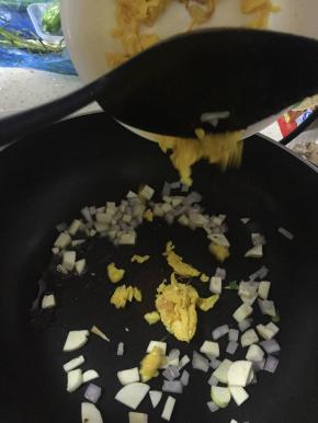 加入炒好的鸡蛋炒匀、捣碎