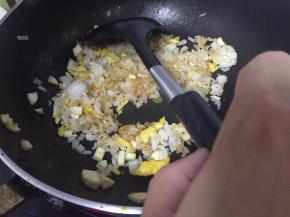加入白米饭，快速翻炒，依次加入鲜酱油、少量盐