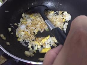 加入白米饭，快速翻炒，依次加入鲜酱油、少量盐
