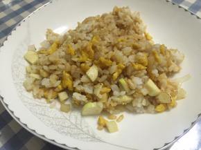 最后饭要粒粒分开，酱油搅拌均匀，即可出锅