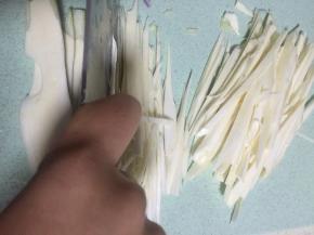 准备茭白，洗干净，切丝