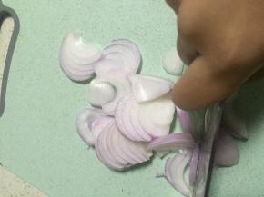 准备洋葱一个，将洋葱切片