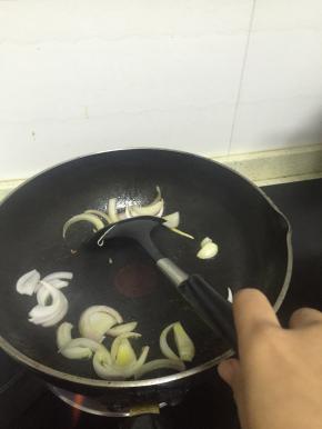 加入洋葱片翻炒2-3分钟，至变软