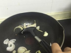 加入洋葱片翻炒2-3分钟，至变软