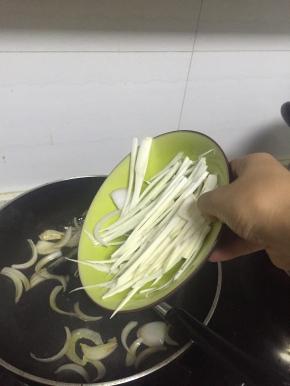 加入茭白丝翻炒均匀，2-3分钟