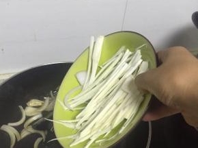 加入茭白丝翻炒均匀，2-3分钟