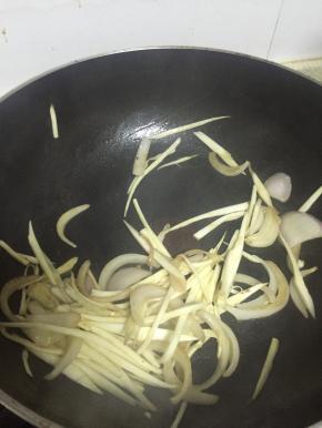 加入少量的水，依次加入少量鲜酱油和盐，炒匀