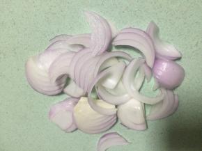 准备洋葱，洗干净，切丁