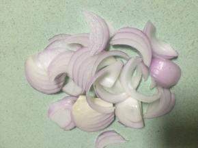 准备洋葱，洗干净，切丁