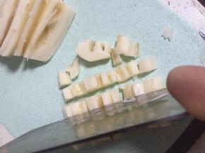 将莲藕去皮，切丁