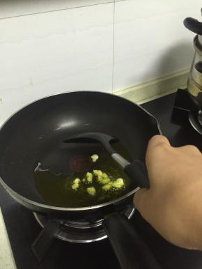 锅里倒入橄榄油，加热，放入葱姜蒜爆香