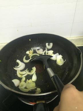 加入洋葱翻炒2-3分钟，至变软