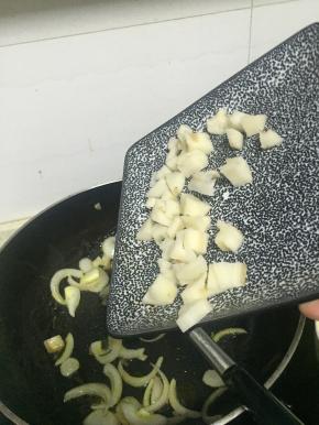 倒入藕丁，继续翻炒，3-5分钟