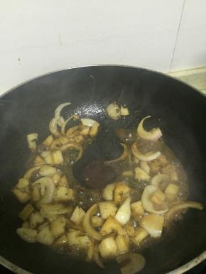 加入水少量，再依次加入少许醋、鲜酱油、料酒和少许盐，翻炒3-5分钟