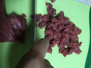 将牛肉洗干净，切丁