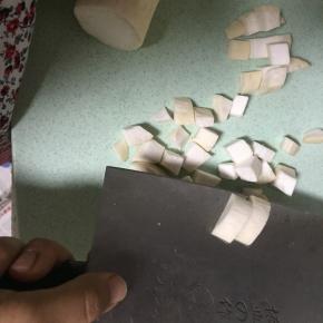 准备杏鲍菇，洗干净，切丁