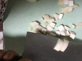准备杏鲍菇，洗干净，切丁