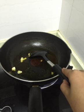 锅里倒入橄榄油，加热，放入葱姜蒜爆香