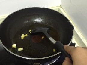 锅里倒入橄榄油，加热，放入葱姜蒜爆香
