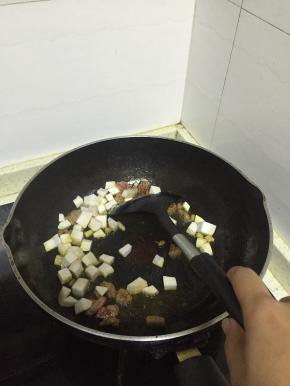 加入杏鲍菇翻炒2-3分钟，至变软