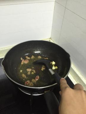 倒入小牛肉，继续翻炒，3-5分钟，加入少许盐