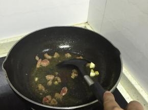 倒入小牛肉，继续翻炒，3-5分钟，加入少许盐