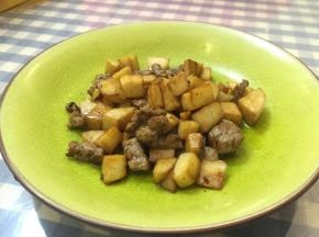 再依次加入少许鲜酱油、料酒和少许盐，翻炒3-5分钟，至杏鲍菇和牛肉炒熟，翻炒均匀