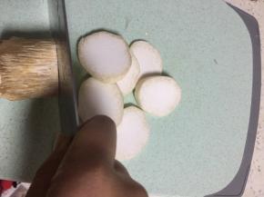 将杏鲍菇洗干净，切片