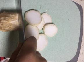 将杏鲍菇洗干净，切片