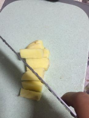 准备土豆，洗干净，切丁